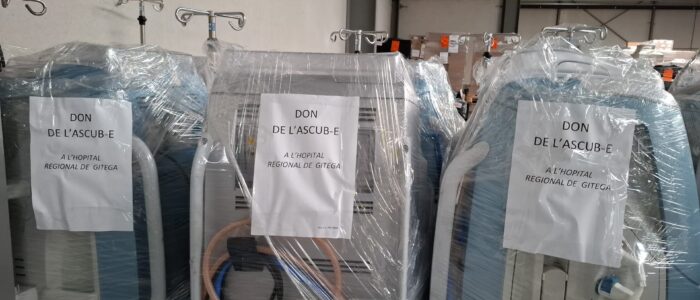PHOTO-2026-06-05-14-21-02-2-700x300 DON DE L'ASCUB-E  DES MACHINES DE DIALYSE A : HOPITAL REGIONAL DE GITEGA (3) ,  CHU-KAMENGE (4)  ET  A HOPITAL MILITAIRE (4).